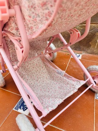 Carrito para muñecas casi nuevo + BEBE DE REGALO