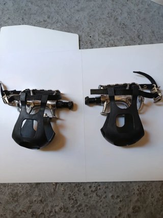 Pedales de bicicleta con correas