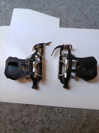 Pedales de bicicleta con correas