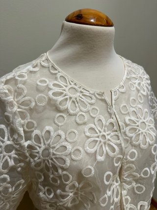 Chaqueta tipo bolero bordado de fiesta