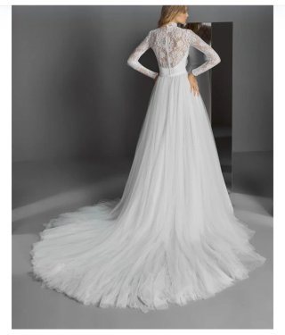 Sobrefalda Pronovias impecable