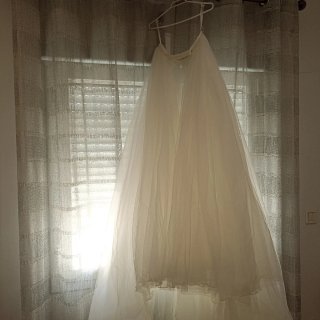 Sobrefalda Pronovias impecable