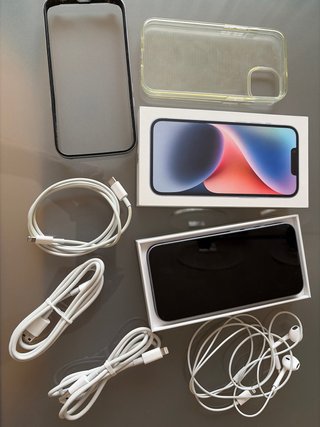 iPhone 14 con 128 GB, batería al 85% y accesorios