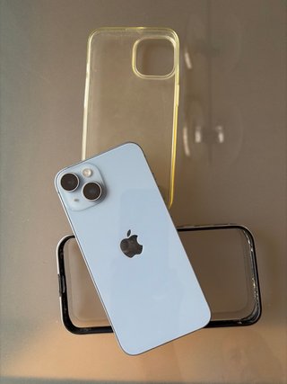 iPhone 14 con 128 GB, batería al 85% y accesorios