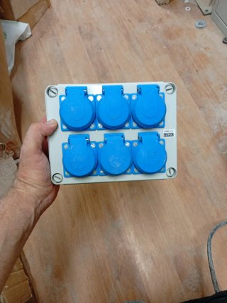Caja 6 enchufes industriales azul