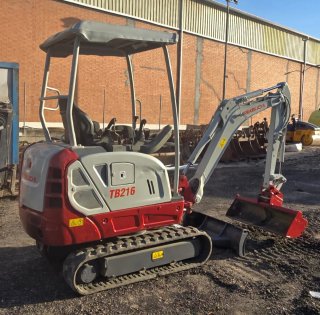 RETROEXCAVADORA TAKEUCHI TB216  1.800 kg
