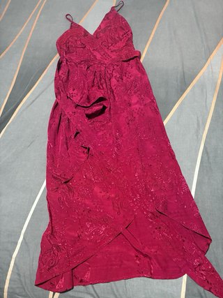 Vestido midi satinado rojo
