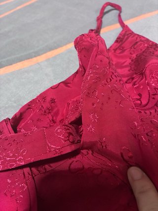 Vestido midi satinado rojo