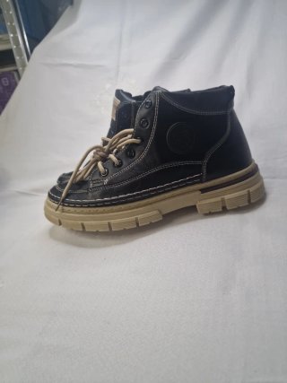 Botas negras con cordones