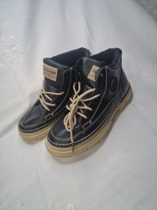 Botas negras con cordones