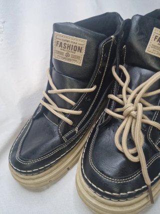 Botas negras con cordones