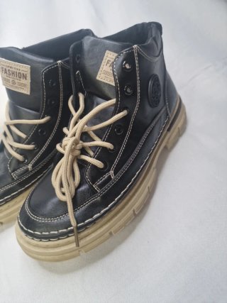 Botas negras con cordones