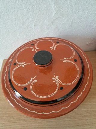 Cazuela de terracota decorada