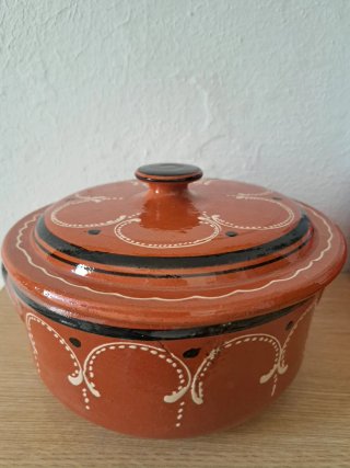 Cazuela de terracota decorada