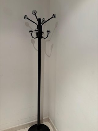 Perchero de pie negro con esferas