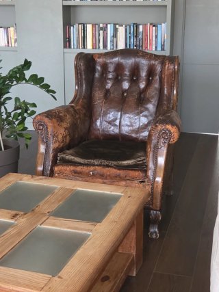 2 Sofás de piel antiguo, de finales de siglo XVII