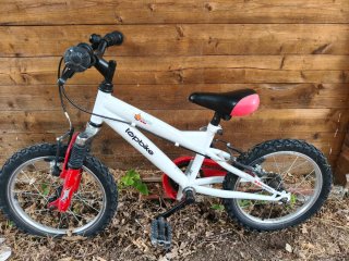 Bicicleta infantil roja y blanca