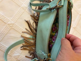 Bolso bandolera con flecos y monedas
