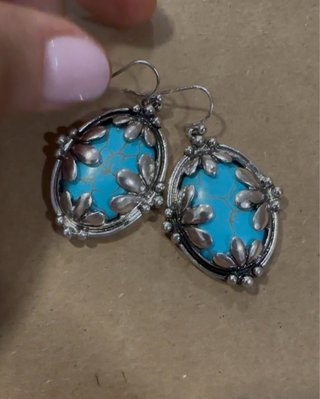 Pendientes ovalados con diseño floral