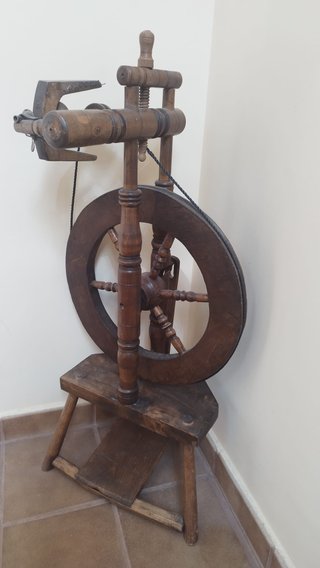 Vieja hiladora de madera antigua