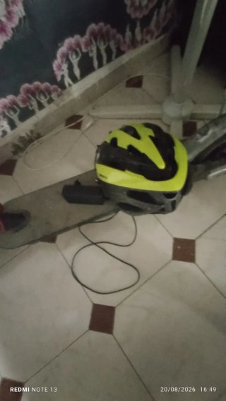 Patinete eléctrico con casco