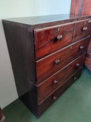 Cómoda clásica madera oscura