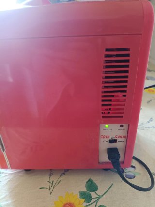 Nevera portátil roja y blanca