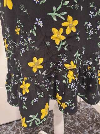 Vestido Zara floral negro y amarillo Talla M