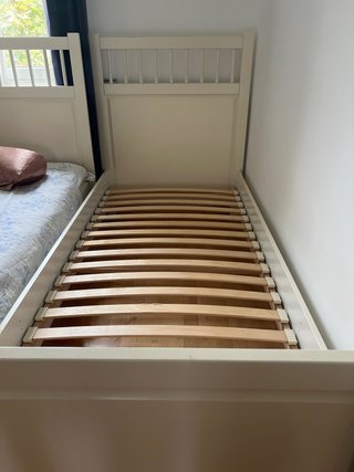 Cama individual blanca de madera sin colchon