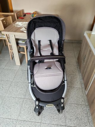 Carrito de bebé con accesorios
