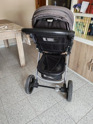 Carrito de bebé con accesorios