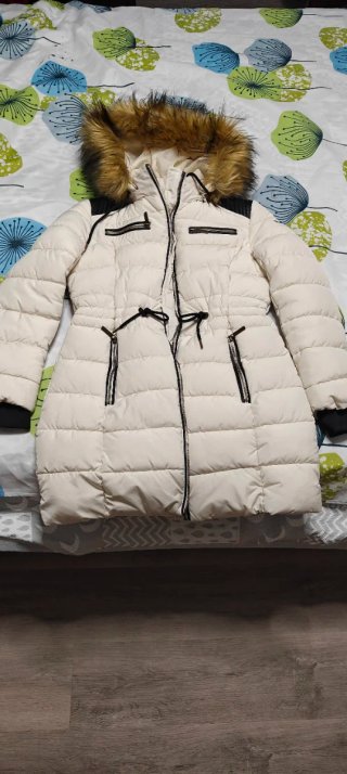 Chaqueta blanca con detalles negros