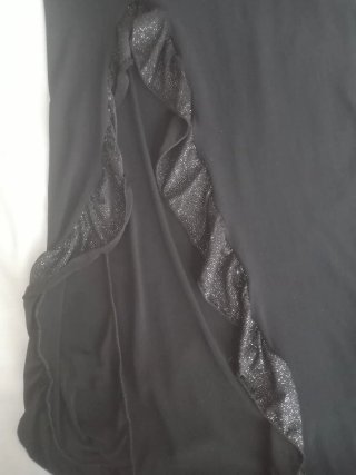 Vestido negro con tirantes y pedrería