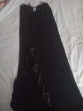 Vestido negro con tirantes y pedrería