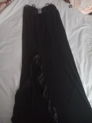 Vestido negro con tirantes y pedrería