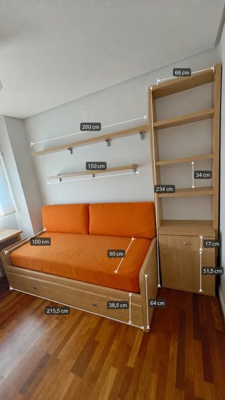 Baldas de madera clara