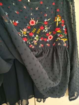 Blusa azul marino bordado flores