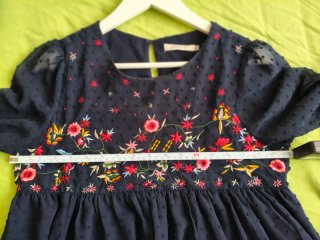 Blusa azul marino bordado flores
