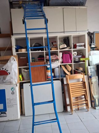 Escalera articulada extensible azul