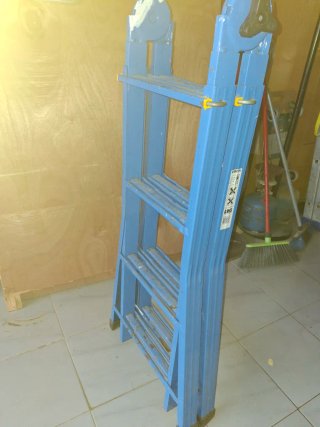 Escalera articulada extensible azul