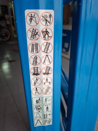 Escalera articulada extensible azul