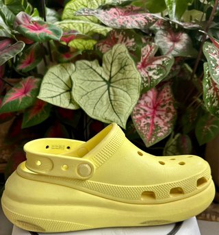 Crocs de color Amarillo. Plataforma. Talla 36-37