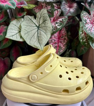 Crocs de color Amarillo. Plataforma. Talla 36-37