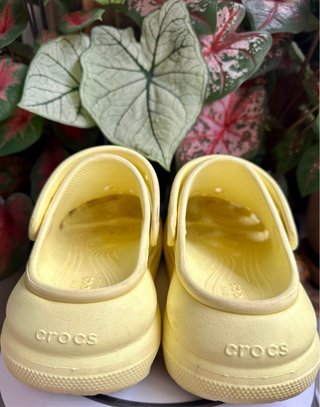 Crocs de color Amarillo. Plataforma. Talla 36-37