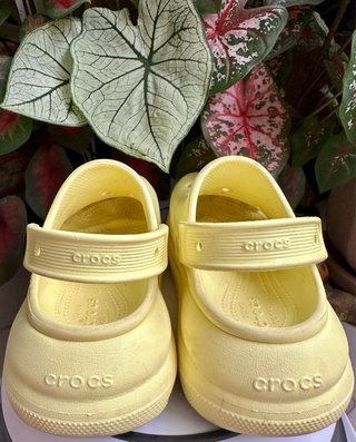 Crocs de color Amarillo. Plataforma. Talla 36-37