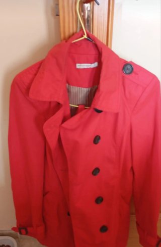 Chaqueta roja con botones