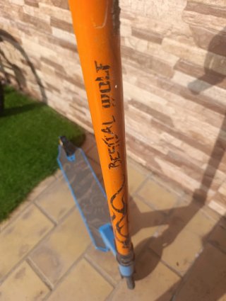Patinete infantil azul y naranja