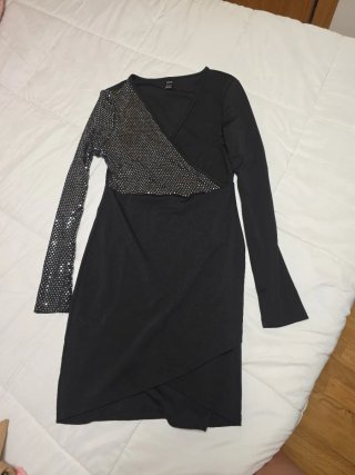 Vestido negro con detalles plateados