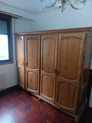 Armario de madera desmontado