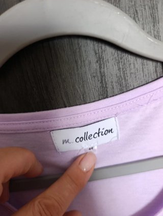 Camiseta morada con flores blancas